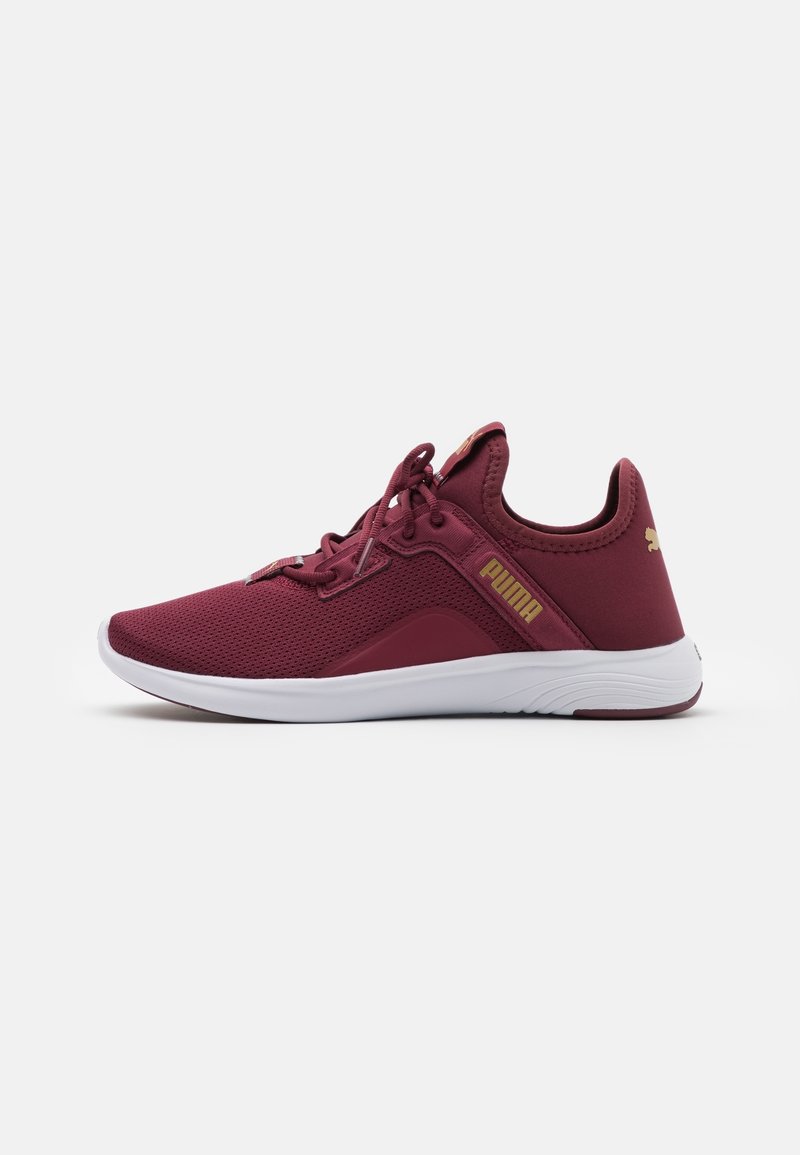 Baskets Puma marron avec tige en mesh, semelle blanche, lacets et logo Puma doré sur le côté et le talon, vues de profil droit.