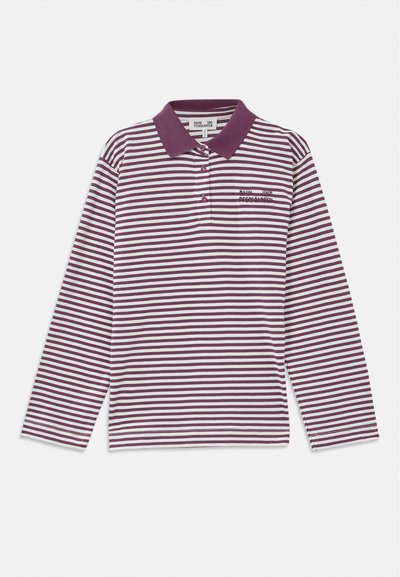 Camisa polo de manga larga a rayas en burdeos y blanco, con cuello, tapeta de tres botones y logo bordado en el pecho.