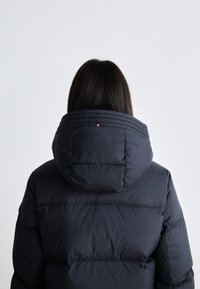 Tommy Hilfiger CASUAL MAXI - Dunfrakker - desert sky