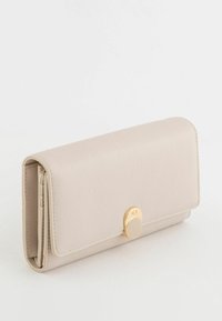 Beżowy skórzany portfel o gładkiej fakturze, prostokątnym kształcie i złotym zapięciu na guzik. Charakteryzuje się prostym, stonowanym wzornictwem.