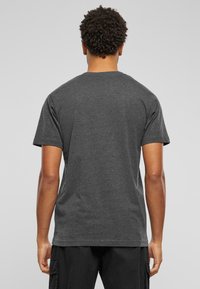 Kortsleeve grå t-skjorte laget av mykt stoff med klassisk rund hals-design, som har en jevn tekstur og rett hemline.