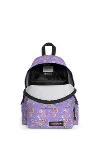 Mochila floral morada con un compartimento principal con cremallera, asa superior y bolsillo frontal; presenta un interior acolchado y etiqueta de marca Eastpak.