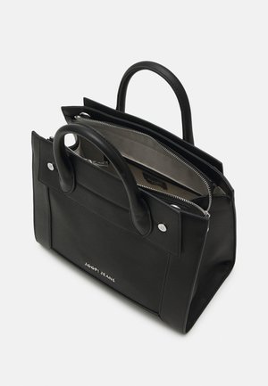 Zwarte leren handtas met twee gebogen handvatten, een gedeeltelijk open ritssluiting compartiment en "Joop! Jeans" logo aan de voorkant.