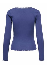 Lila ribbad långärmad topp med en scalloped spetskant vid halsringningen och nederkanten. Tätt sittande silhuett med slät textur.
