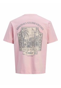 Lyserød bomulds t-shirt med et grafisk print, der indeholder arkitektoniske elementer, palmer og tekst: "ORIGINALS STUDIO EDITION" og "Atelier ’90."