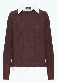 Bordeaux gebreide trui met een gestreept patroon, met daaronder een witte blouse met kraag. Lange mouwen en een licht cropped pasvorm.