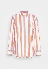 Randig skjorta i vitt med vertikala orange och blå ränder. Långa ärmar, krage och en bröstficka. Tillverkad av bomull.