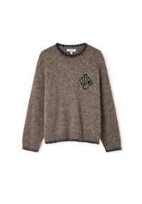 Bruin gebreid trui met een ronde halslijn, zwarte textuurtrim en decoratieve kralen die een '100' ontwerp vormen op de linkerborst.