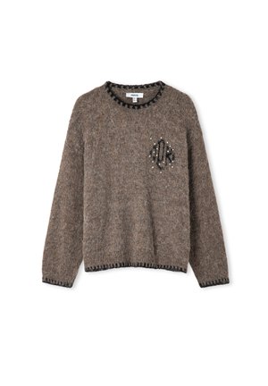 Bruin gebreid trui met een ronde halslijn, zwarte textuurtrim en decoratieve kralen die een '100' ontwerp vormen op de linkerborst.