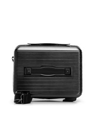 Custodia da viaggio rigida nera con scanalature verticali, manico superiore, cinghia laterale e chiusura, caratterizzata da un design rettangolare elegante e una superficie liscia.