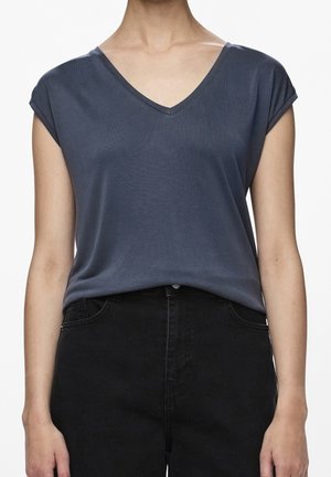 Donkerblauw V-hals, kortemouwtop gemaakt van zachte stof. Gecombineerd met hoge taille zwarte jeans, met een relaxte pasvorm.