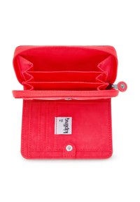 Portafoglio rosso in tessuto con diversi scomparti per carte, una tasca interna con zip e chiusura a scatto; include un'etichetta del logo visibile.