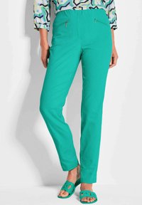 GOLDNER STRETCH LOUISA SUPER ELASTIC WITH ZIP POCKETS - Stoffhose - green