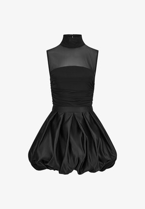 Schwarzes Kleid mit hohem Kragen, tailliertem Oberteil mit gerafften Details und einem ausgestellten Rock mit plisseeartiger Textur. Glatte Stoffoberfläche.