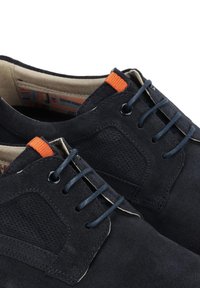 Chaussures en daim noir avec des accents en maille, lacets bleus et une étiquette orange. Présentent un bord cousu et une doublure intérieure lisse.