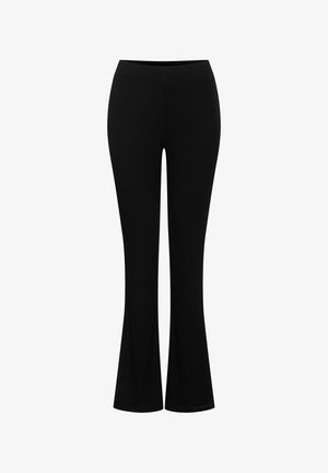 Čierne nohavice s vysokým pásom a zvonovým strihom, hladký pás a priliehavé v oblasti stehien, ktoré sa rozširujú pod kolenami, zobrazené na bielom pozadí.