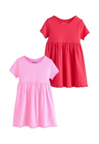 Dječje haljine od rebrastog pamuka: jedna ružičasta i jedna crvena. Kratki rukavi s valovitim rubovima, lepršavi sukni i okrugli izrez. Vidljiva oznaka marke.
