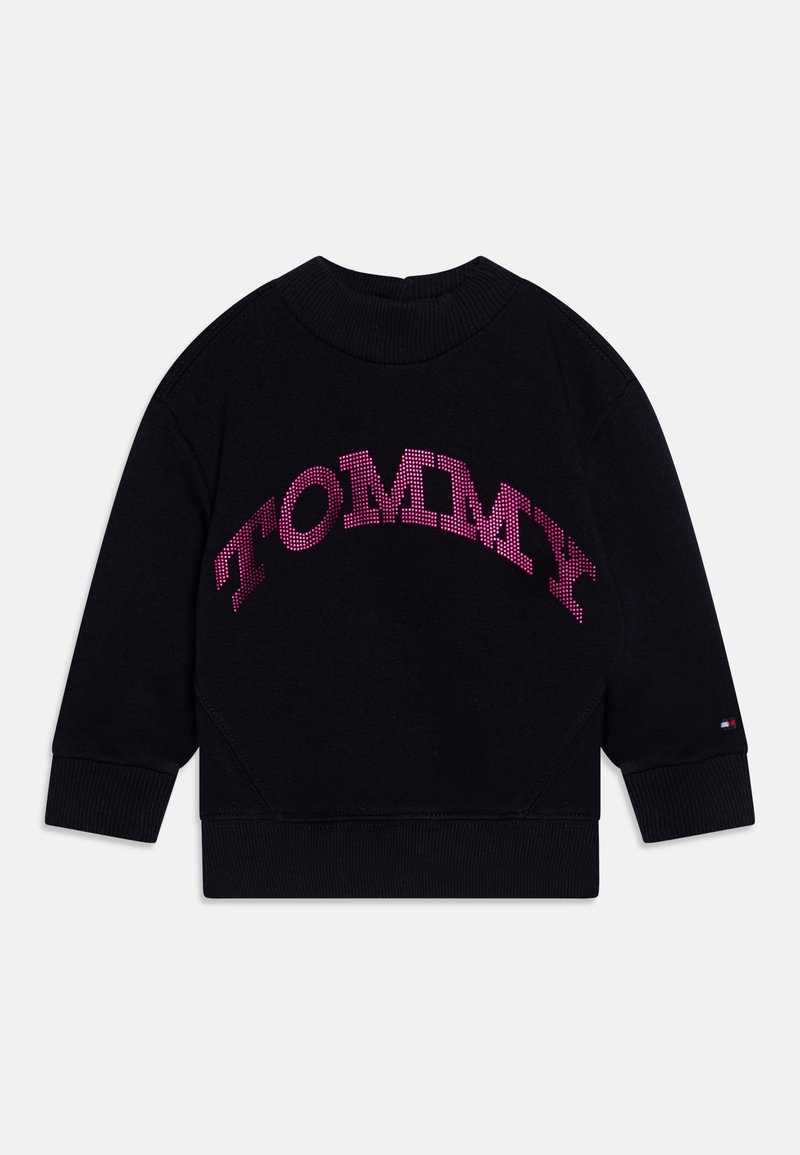 Sweat-shirt noir à manches longues avec des poignets et un col côtelés, arborant "TOMMY" écrit en strass roses sur la poitrine.