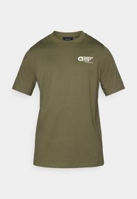 Camiseta de manga corta verde oliva hecha de algodón suave. Presenta un pequeño logo blanco en el pecho y un clásico cuello redondo.
