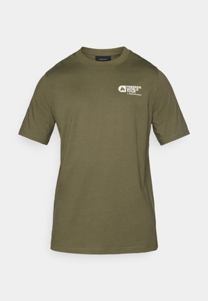 Camiseta de manga corta verde oliva hecha de algodón suave. Presenta un pequeño logo blanco en el pecho y un clásico cuello redondo.