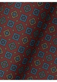 Wzorzysta tkanina w intensywnym czerwonym kolorze z powtarzalnymi geometrycznymi kształtami w niebieskim, żółtym i czarnym, z misternymi detalami i teksturą.