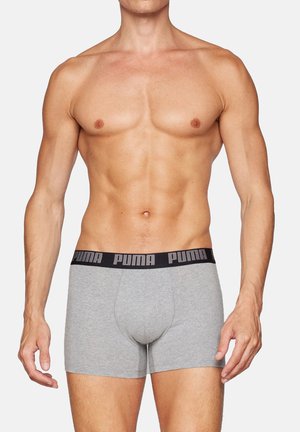 Graue Boxershorts mit einem schwarzen elastischen Bund, der das "PUMA"-Logo in Weiß zeigt, gefertigt aus weichem, dehnbarem Baumwollmaterial.