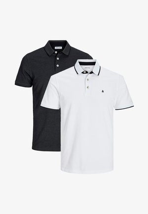 Due polo shirt impilati: uno nero con colletto classico e placca a tre bottoni, l'altro bianco con dettagli blu navy sul colletto e sulla placca.
