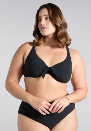 Schwarzes Bikini-Set mit einem dreieckigen Oberteil mit funkenden Akzenten und einem Knoten-Detail in der Mitte; hochgeschnittene Unterteile; glatte Textur.