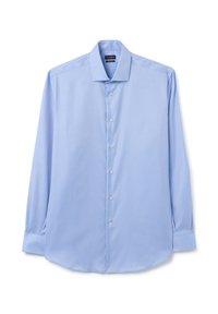 Camicia da uomo a maniche lunghe di colore blu chiaro, con bottone centrale, colletto aperto e polsini a un bottone, stesa su uno sfondo bianco.