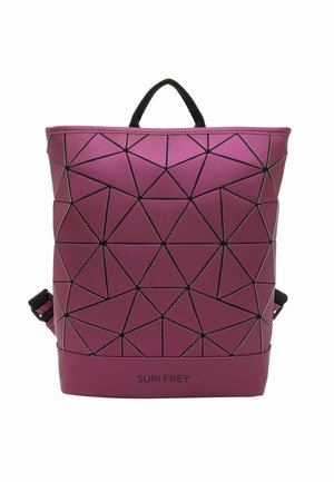 Sac à dos violet à motif géométrique avec des lignes noires et une poignée supérieure, étiqueté « SURI FREY » au bas au centre.