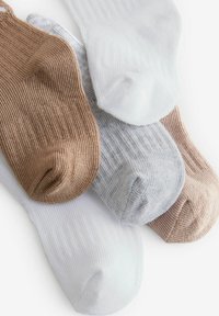 Fünf Paare gerippter Crew-Socken in Hellbraun, Beige, Grau und Weiß, aus weichem Material mit verstärktem Zehenbereich.