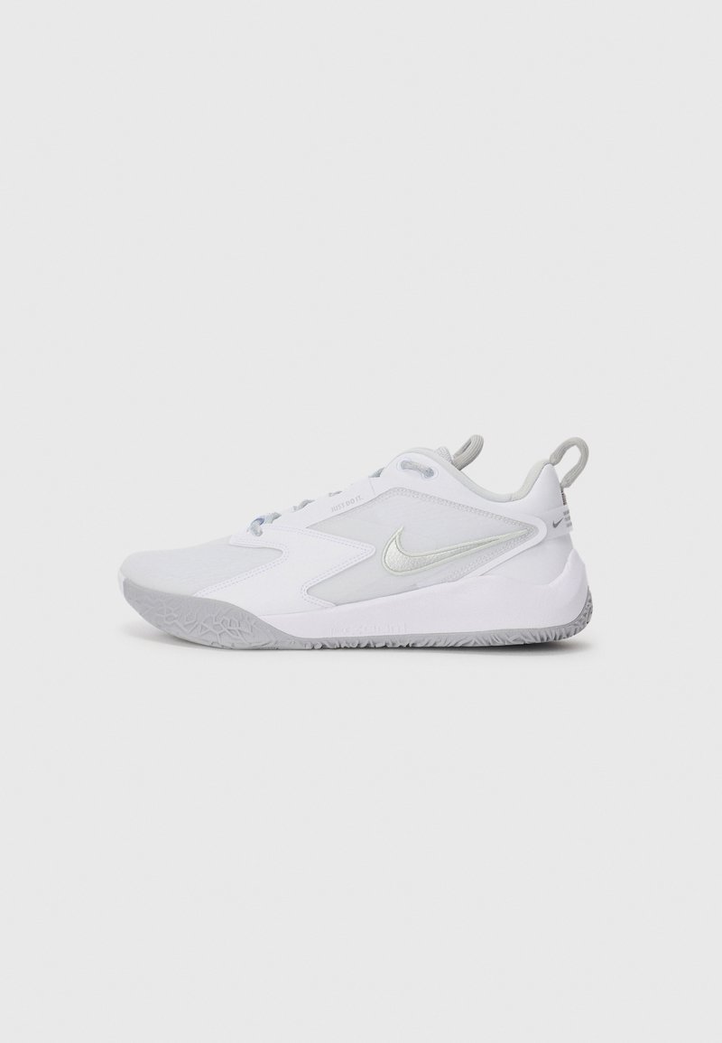 Hvit og grå Nike treningssko med sølvfarget swoosh-logo, pull-tab på hælen og teksturert grå såle, vist fra utsiden.