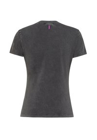 T-shirt med kort ärm och figursydd passform i kolgrått med en mjuk, texturerad finish. Har en rund halsringning och en liten lila varumärkesetikett baktill.