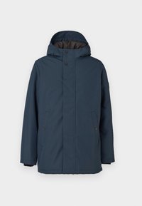 Tmavomodrá zimná nepremokavá bunda s kapucňou, prednými gombíkmi a dvoma chlopňovými vreckami so zapínaním na patentky na bielom pozadí.