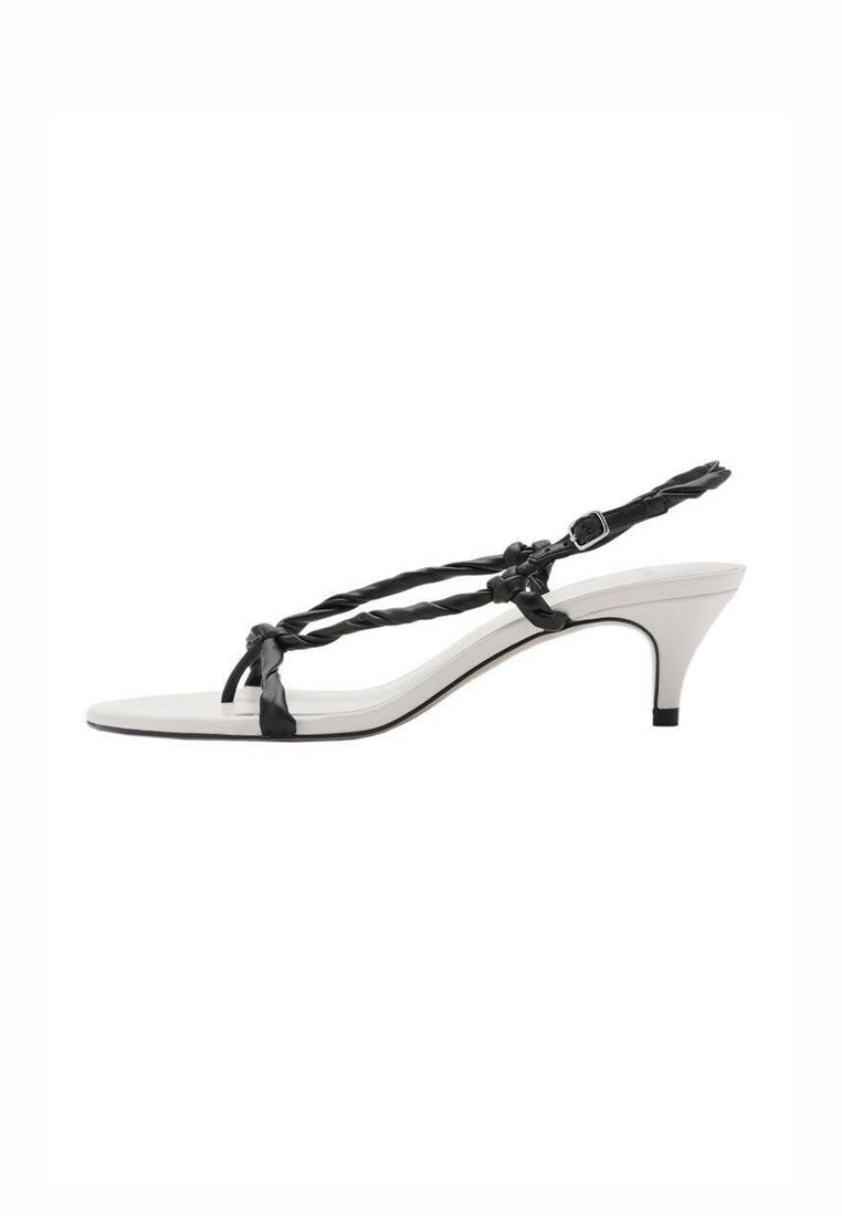 Białe sandały na obcasie z czarnymi skręconymi paskami i designem typu slingback. Posiadają wąski obcas i gładką teksturę. Prosty, nowoczesny kształt.