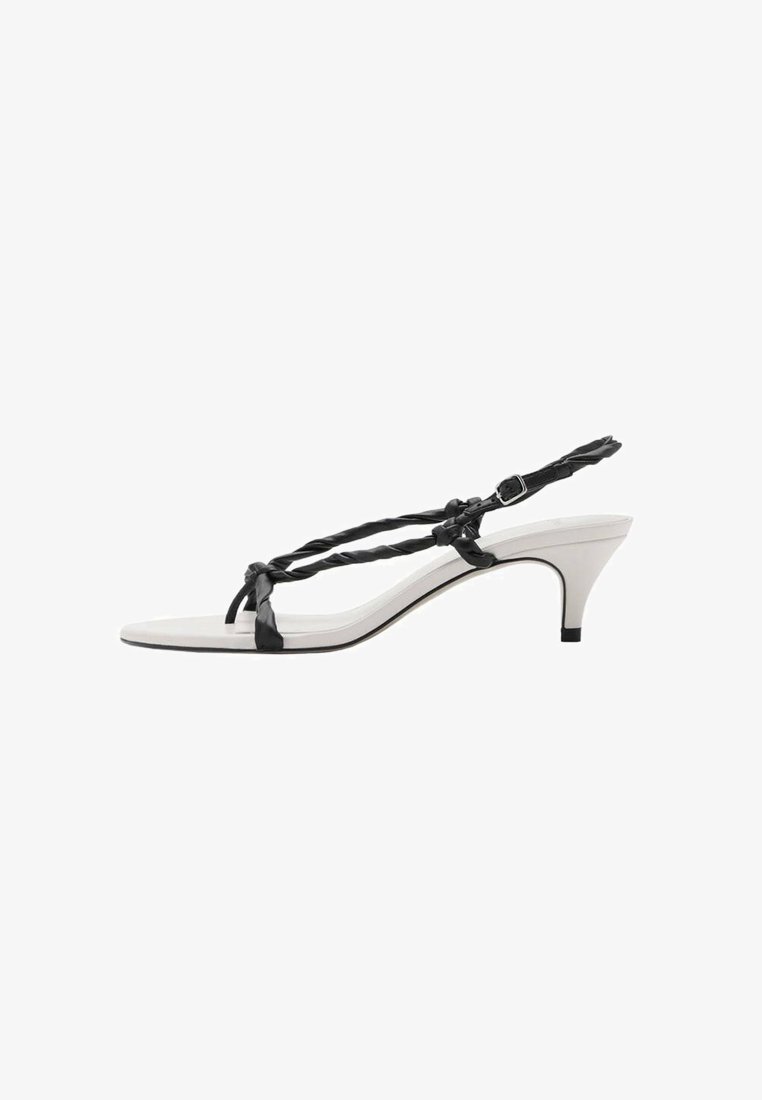 Białe sandały na obcasie z czarnymi skręconymi paskami i designem typu slingback. Posiadają wąski obcas i gładką teksturę. Prosty, nowoczesny kształt.