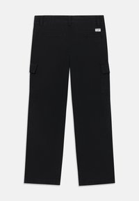 Sorte cargo-bukser laget av vevd stoff, med to sidelommer, rett ben-design og subtile sømdetaljer.