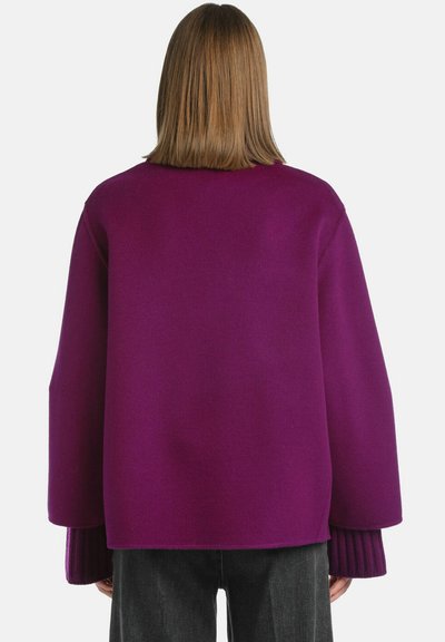 Lila übergroßer Pullover mit weiten Ärmeln und gerippten Bündchen, aus weicher Wolle gefertigt. Verfügt über einen runden Halsausschnitt und ein schlichtes Design.