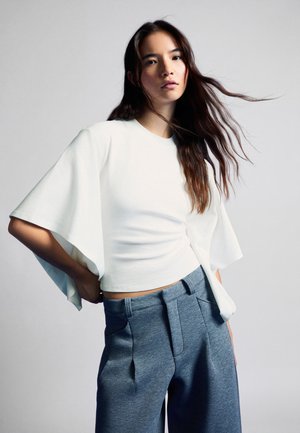 Bershka, SHORT-SLEEVED TOP WITH CAPE SLEEVES - T-Shirt print - white