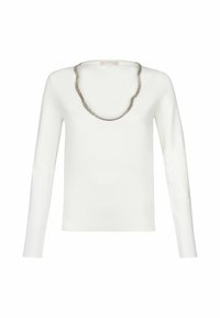 Haut blanc à manches longues avec un détail en chaîne argentée festonnée autour du large décolleté en forme de coupe, présenté sur un fond uni.