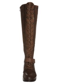 Brązowe skórzane kozaki za kolano z wiązaniem na sznurowadła, metalowymi oczkami i paskiem z klamrą poniżej kostki. Gładka faktura i zaokrąglony nosek.