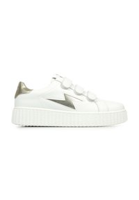 Witte leren sneakers met drie klittenbandsluitingen, zilveren accenten en een getextureerde witte platformzool met een zigzagpatroon.