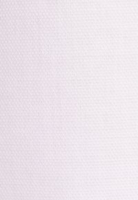 Biała tkanina o teksturowanej powierzchni z wzorem w diamenty. Splot jest drobny i jednolity, zapewniający gładkie, subtelne wykończenie.