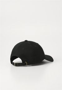 Sort baseball cap med en buet skygge. Fremstillet af stof, med en tekstureret overflade, justerbar strop og en rund topknap.
