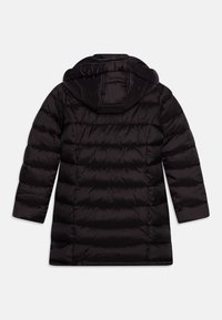 Svart vadderad jacka med huva, med ett quiltat mönster och långa ärmar. Slät tyg och rak nederkant. Inga synliga knäppningar.