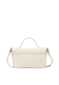 Borsa a mano bianca in pelle con superficie testurizzata, manico superiore e tracolla rimovibile. Presenta una chiusura a patta e hardware minimale.
