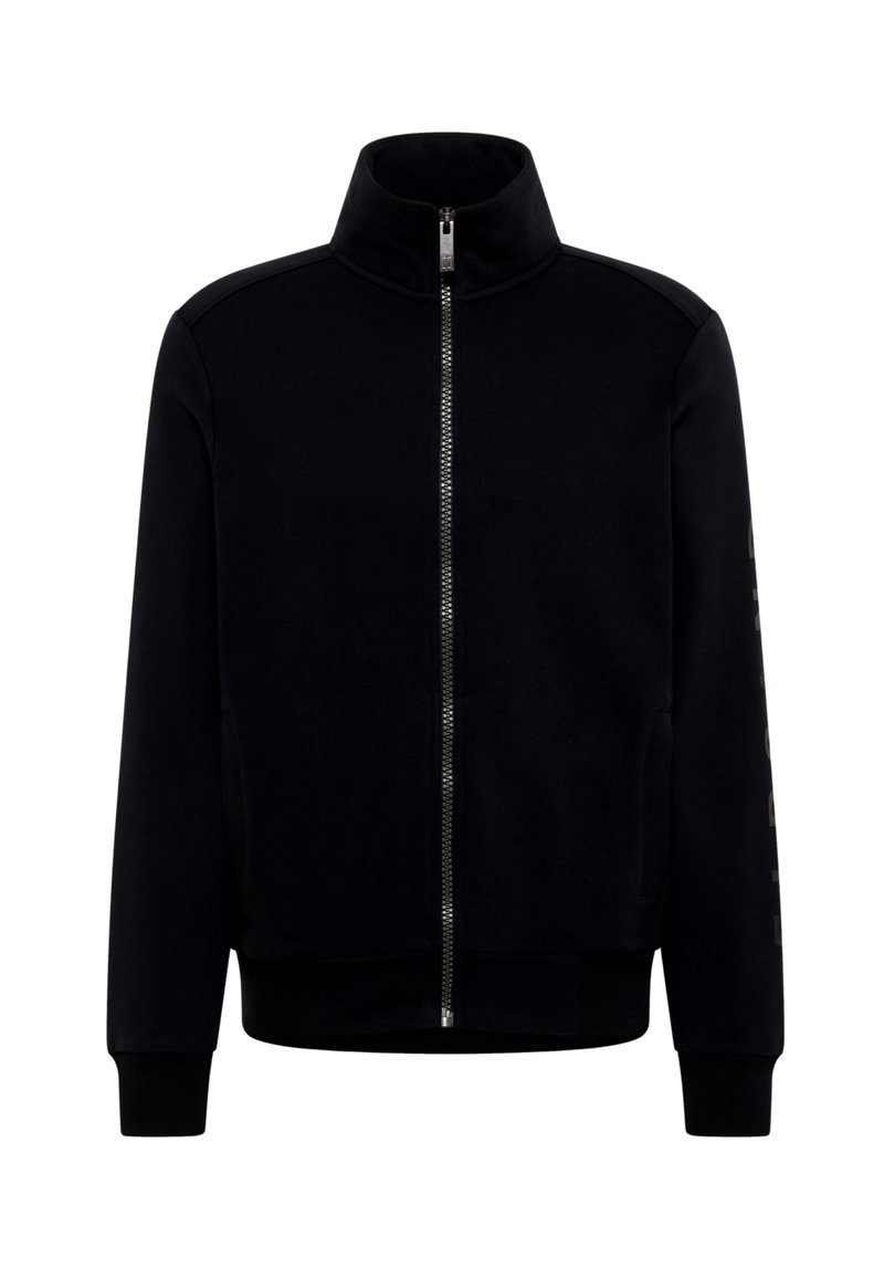 Čierna bunda na zips s vysokým golierom, rebrovanými manžetami a lemem, a bočnými vreckami. Má hladkú textúru a logo v kontrastnej farbe na rukáve.