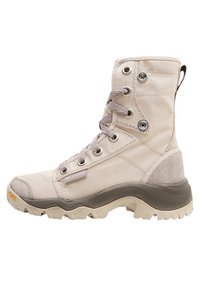 béžové kotníkové boty vyrobené z látky a semiše, s kovovými očky, kulatými tkaničkami, gumovou podrážkou a texturovanou spodní částí pro lepší přilnavost.