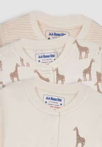 Drei Babybekleidungsstücke in Creme und Beige. Eines hat ein Giraffenmuster, das andere zeigt horizontale Streifen. Alle haben Druckknopfverschlüsse und Ausschnitte.
