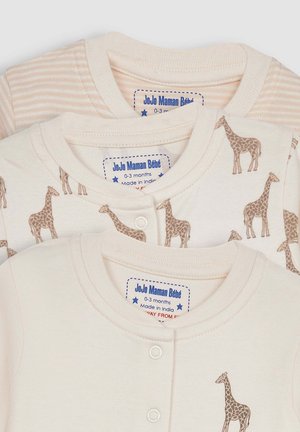 Tre capi d'abbigliamento per neonati in crema e beige. Uno ha stampe di giraffe; un altro presenta righe orizzontali. Tutti hanno chiusure a scatto e scolli.